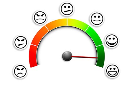 ein Mann und eine Frau, die Analyse auf einem Bildschirm betrachten