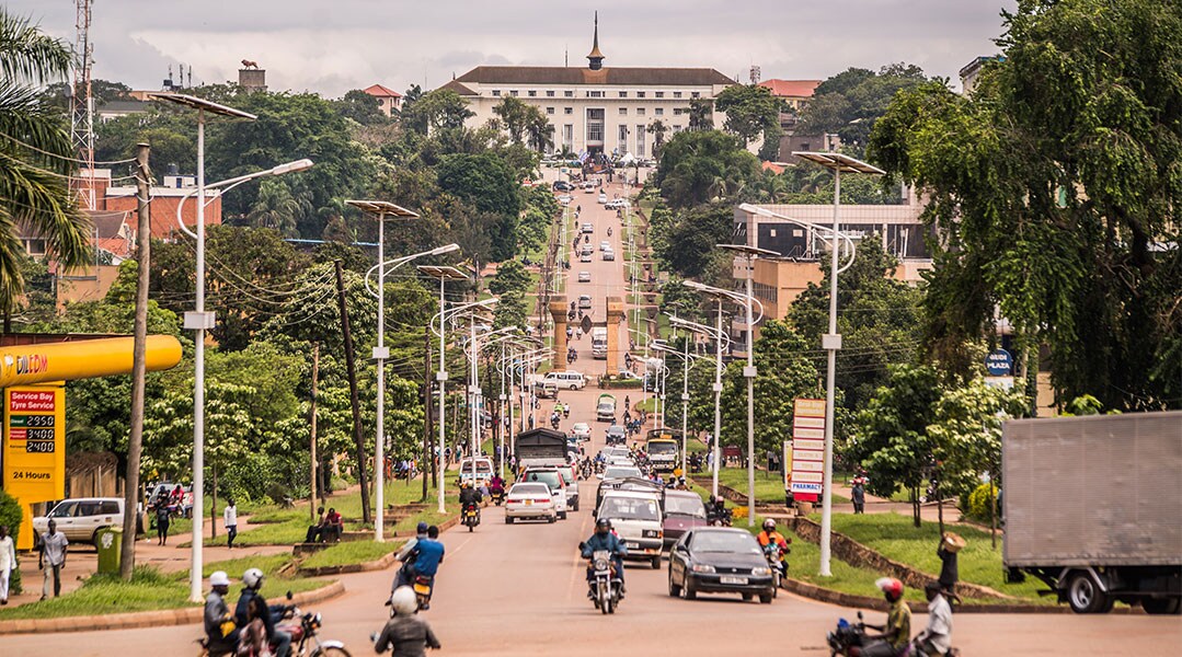 Lange gerade Straße Richtung Parlamentsgebäude in Kampala, Uganda