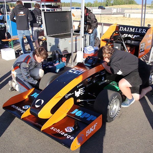 the team working on the elefantracing car